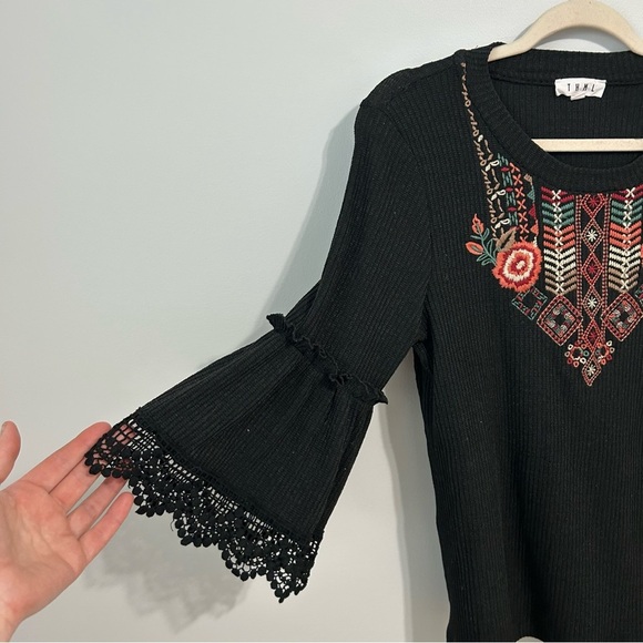 Anthropologie THML Black Floral Embroidered Blouse 3/4 Sleeve Women’s Size Small - Picture 2 of 6